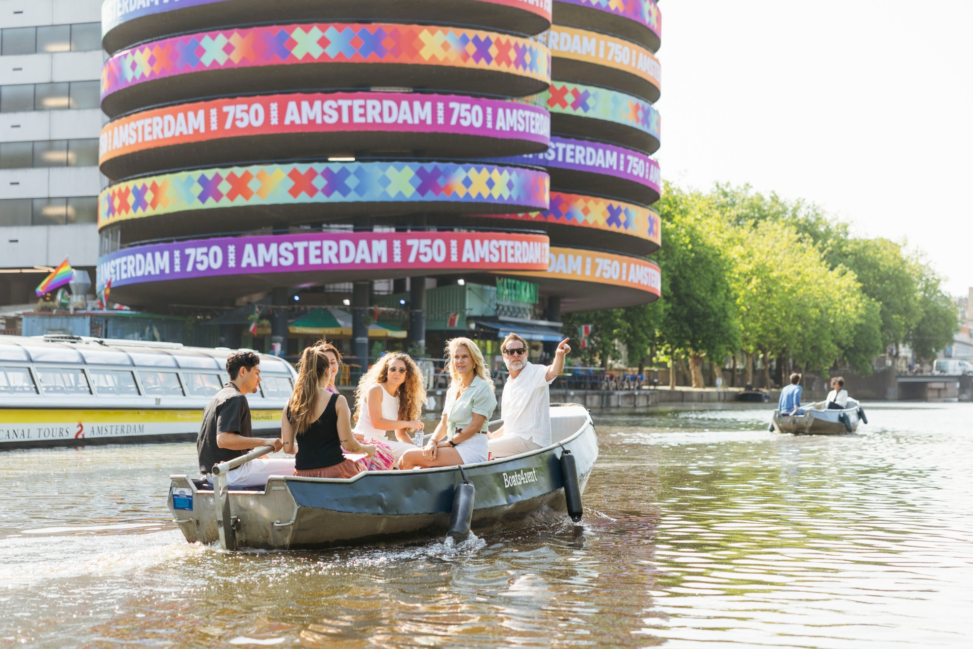 Bateaux sur les canaux d'Amsterdam pendant la Fête du Roi