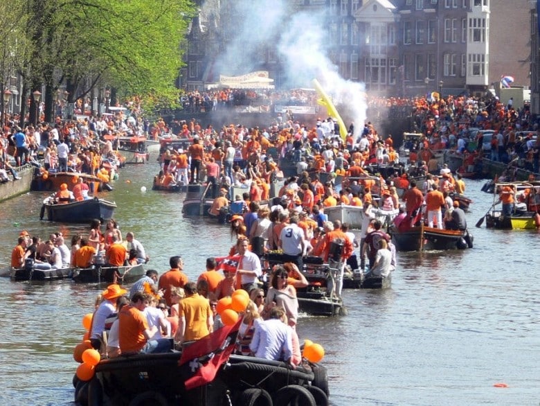 Louer un bateau Fête du Roi Amsterdam - Canaux avec des gens en fête
