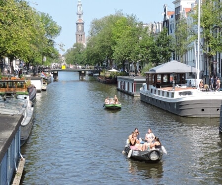 Deux bateaux naviguant sur les canaux d'Amsterdam.