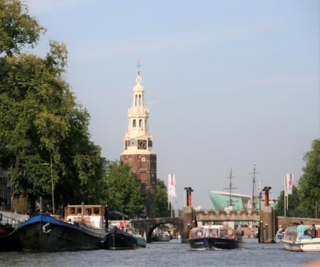 Canal d'Amsterdam avec bateaux — itinéraires et conseils