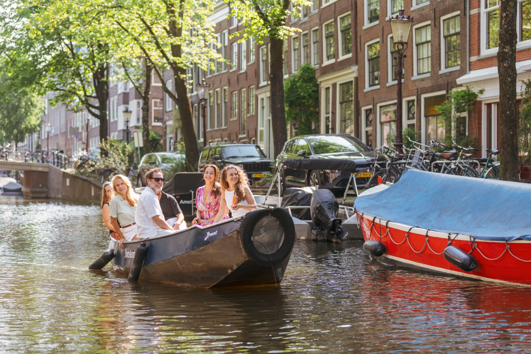 Famille navigant en bateau à Amsterdam