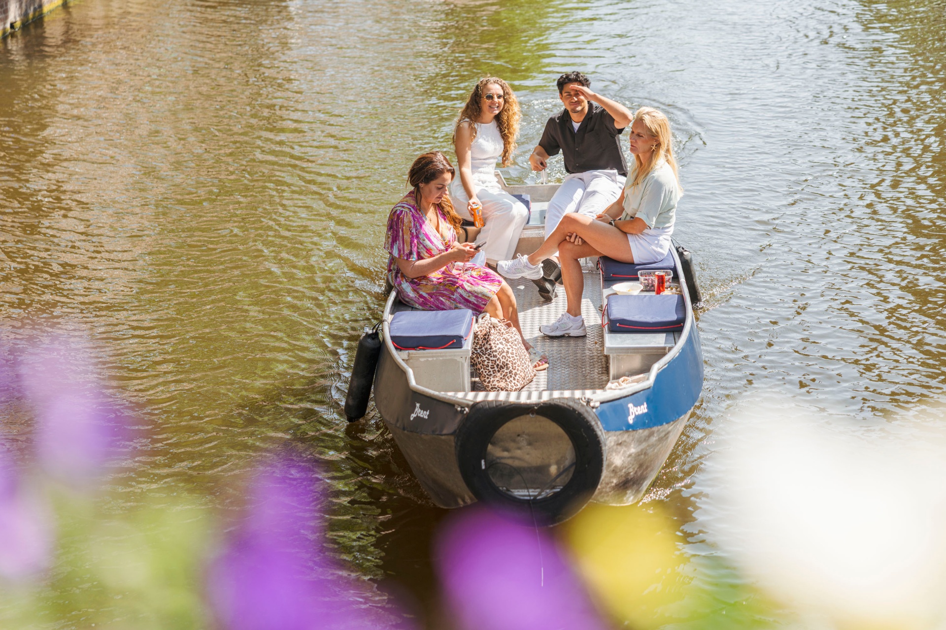 Amis profitant ensemble d'un bateau à Amsterdam
